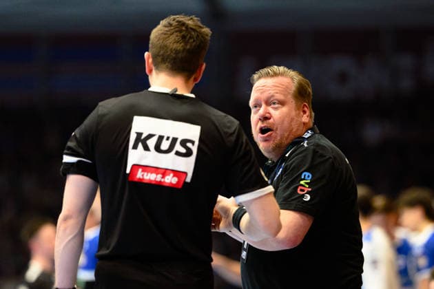 Rene Witte (ThSV Eisenach, Geschaeftsfuehrer) im Gespraech mit dem Offiziellen. GER, ThSV Eisenach gegen TSV Hannover-Burgdorf, 1. Daikin Handballbundesliga, Handball, 28.Spieltag, Saison 2025 2026, 19.00 Uhr, 10.04.2026 GER, ThSV Eisenach gegen TSV Hannover-Burgdorf, 1. Daikin Handballbundesliga, Handball, 28.Spieltag, Saison 2025 2026, 19.00 Uhr, 10.04.2026 Eisenach *** Rene Witte ThSV Eisenach, Managing Director in conversation with the official GER, ThSV Eisenach v TSV Hannover Burgdorf, 1 Daikin Handballbundesliga, Handball, Matchday 28, Season 2025 2026, 19 00 hrs, 10 04 2026 GER, ThSV Eisenach v TSV Hannover Burgdorf, 1 Daikin Handballbundesliga, Handball, Matchday 28, Season 2025 2026, 19 00 hrs, 10 04 2026 Eisenach Copyright: xEibner-Pressefoto MartinxHerbstx EP_MHT