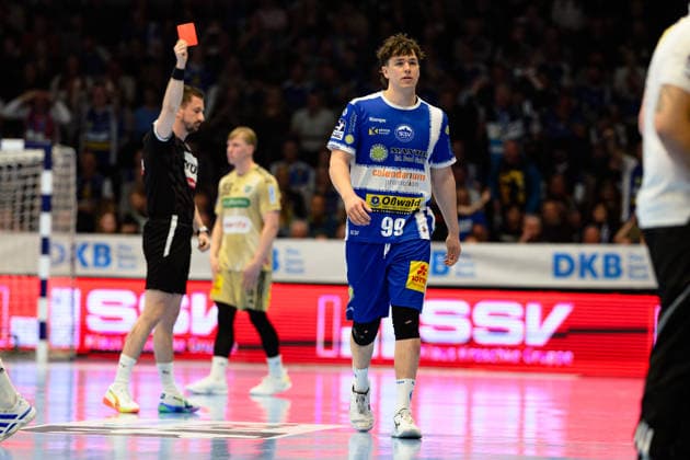 Tillman Leu (ThSV Eisenach, 99) geht mit Rot von der Platte. GER, ThSV Eisenach gegen TSV Hannover-Burgdorf, 1. Daikin Handballbundesliga, Handball, 28.Spieltag, Saison 2025 2026, 19.00 Uhr, 10.04.2026 GER, ThSV Eisenach gegen TSV Hannover-Burgdorf, 1. Daikin Handballbundesliga, Handball, 28.Spieltag, Saison 2025 2026, 19.00 Uhr, 10.04.2026 Eisenach Copyright: xEibner-Pressefoto MartinxHerbstx EP_MHT