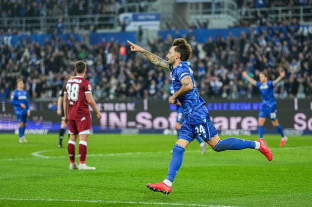 2. Bundesliga, Karlsruher SC vs Arminia Bielefeld, 10.04.2026 Torjubel zum 3:1 durch Fabian Schleusener (Karlsruher SC, 24) 2. Bundesliga, Karlsruher SC vs Arminia Bielefeld, BBBank Wildpark Karlsruhe, 10.04.2026 DFB DFL REGULATIONS PROHIBIT ANY USE OF PHOTOGRAPHS AS IMAGE SEQUENCES AND OR QUASI-VIDEO. *** 2 Bundesliga, Karlsruher SC vs Arminia Bielefeld, 10 04 2026 Goal celebration for 3 1 by Fabian Schleusener Karlsruher SC, 24 2 Bundesliga, Karlsruher SC vs Arminia Bielefeld, BBBank Wildpark Karlsruhe, 10 04 2026 DFB DFL REGULATIONS PROHIBIT ANY USE OF PHOTOGRAPHS AS IMAGE SEQUENCES AND OR QUASI VIDEO Copyright: xBEAUTIFULxSPORTS Boscox