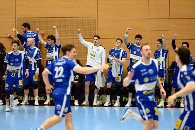 Eisenacher Bank feiert den Treffer gegen Hannover. GER, ThSV Eisenach gegen TSV Hannover-Burgdorf, 1. Daikin Handballbundesliga, Handball, 28.Spieltag, Saison 2025 2026, 19.00 Uhr, 10.04.2026 GER, ThSV Eisenach gegen TSV Hannover-Burgdorf, 1. Daikin Handballbundesliga, Handball, 28.Spieltag, Saison 2025 2026, 19.00 Uhr, 10.04.2026 Eisenach Copyright: xEibner-Pressefoto MartinxHerbstx EP_MHT