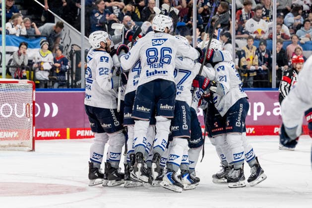 Die Mannheimer bejubeln mit Justin Schuetz (Adler Mannheim, 74) dessen Tor zum 2:3 - Sieg in der Overtime GER, EHC Red Bull Muenchen vs. Adler Mannheim, Eishockey, DEL, Playoffs, Halbfinale Spiel 2, Saison 2025 2026, 10.04.2026. GER, EHC Red Bull Muenchen vs. Adler Mannheim, Eishockey, DEL, Playoffs, Halbfinale Spiel 2, Saison 2025 2026, 10.04.2026. Muenchen *** Mannheim celebrate with Justin Schuetz Adler Mannheim, 74 his goal to win 2 3 in overtime GER, EHC Red Bull Muenchen vs Adler Mannheim, Ice Hockey, DEL, Playoffs, Semifinal Game 2, Season 2025 2026, 10 04 2026 GER, EHC Red Bull Muenchen vs Adler Mannheim, Ice Hockey, DEL, Playoffs, Semifinal Game 2, Season 2025 2026, 10 04 2026 Muenchen Copyright: xEibner-Pressefoto HeikexFeinerx EP_HFR