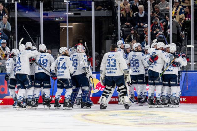 Die Mannheimer bejubeln mit Justin Schuetz (Adler Mannheim, 74) dessen Tor zum 2:3 - Sieg in der Overtime GER, EHC Red Bull Muenchen vs. Adler Mannheim, Eishockey, DEL, Playoffs, Halbfinale Spiel 2, Saison 2025 2026, 10.04.2026. GER, EHC Red Bull Muenchen vs. Adler Mannheim, Eishockey, DEL, Playoffs, Halbfinale Spiel 2, Saison 2025 2026, 10.04.2026. Muenchen *** Mannheim celebrate with Justin Schuetz Adler Mannheim, 74 his goal to win 2 3 in overtime GER, EHC Red Bull Muenchen vs Adler Mannheim, Ice Hockey, DEL, Playoffs, Semifinal Game 2, Season 2025 2026, 10 04 2026 GER, EHC Red Bull Muenchen vs Adler Mannheim, Ice Hockey, DEL, Playoffs, Semifinal Game 2, Season 2025 2026, 10 04 2026 Muenchen Copyright: xEibner-Pressefoto HeikexFeinerx EP_HFR