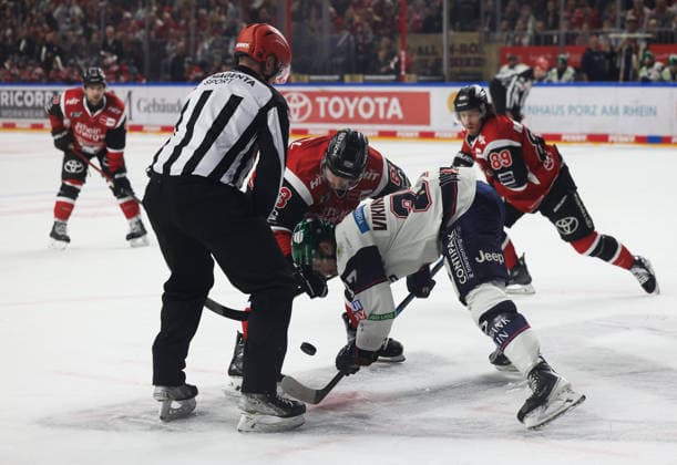 Am Bulli v.l. Patrick Russell (Koelner Haie 63), Markus Vikingstad (Eisbaeren Berlin 37) Koelner Haie vs. Eisbaeren Berlin, Eishockey, DEL, Playoffs, Halbfinale Spiel 2, Spielzeit 2025 2026, 10.04.2026 Koelner Haie vs. Eisbaeren Berlin, Eishockey, DEL, Playoffs, Halbfinale Spiel 2, Spielzeit 2025 2026, 10.04.2026 Koeln *** At the Bulli v l Patrick Russell Koelner Haie 63 , Markus Vikingstad Eisbaeren Berlin 37 Koelner Haie vs Eisbaeren Berlin, Ice Hockey, DEL, Playoffs, Semifinal Game 2, Season 2025 2026, 10 04 2026 Koelner Haie vs Eisbaeren Berlin, Ice Hockey, DEL, Playoffs, Semifinal Game 2, Season 2025 2026, 10 04 2026 Koeln Copyright: xEibner-Pressefotox xThomasxStoecx EP_TSR