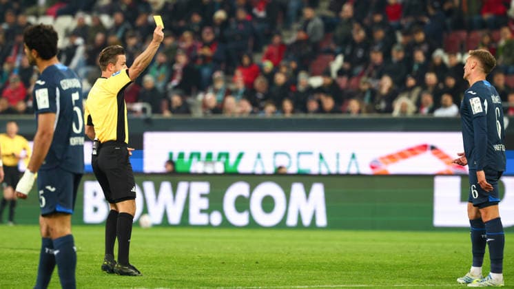 Daniel Schlager (Schiedsrichter:in) zeigt Grischa Prömel (6, TSG 1899 Hoffenheim) die Gelbe Karte beim Spiel zwischen FC Augsburg v TSG 1899 Hoffenheim, Fußball, Herren, Bundesliga, 2025 2026, 29.Spieltag am 10.04.2026 in Augsburg, WWK ARENA. DFL and DFB regulations prohibit any use of photographs as image sequences and or quasi-video. Bayern Deutschland *** Daniel Schlager referee in shows Grischa Prömel 6, TSG 1899 Hoffenheim the yellow card at the match between FC Augsburg v TSG 1899 Hoffenheim, Football, Men, Bundesliga, 2025 2026, Matchday 29 on 10 04 2026 in Augsburg, WWK ARENA DFL and DFB regulations prohibit any use of photographs as image sequences and or quasi video Bayern Germany
