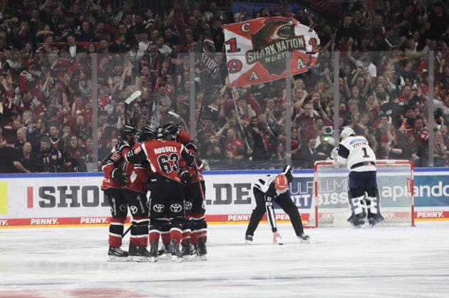 Torjubel zum 1:1 Ausgleich Koelner Haie durch Patrick Russell (Koelner Haie 63) Koelner Haie vs. Eisbaeren Berlin, Eishockey, DEL, Playoffs, Halbfinale Spiel 2, Spielzeit 2025 2026, 10.04.2026 Koelner Haie vs. Eisbaeren Berlin, Eishockey, DEL, Playoffs, Halbfinale Spiel 2, Spielzeit 2025 2026, 10.04.2026 Koeln *** Goal celebration for the 1 1 equalizer Koelner Haie by Patrick Russell Koelner Haie 63 Koelner Haie vs Eisbaeren Berlin, Ice Hockey, DEL, Playoffs, Semifinal Game 2, Season 2025 2026, 10 04 2026 Koelner Haie vs Eisbaeren Berlin, Ice Hockey, DEL, Playoffs, Semifinal Game 2, Season 2025 2026, 10 04 2026 Koeln Copyright: xEibner-Pressefotox xThomasxStoecx EP_TSR