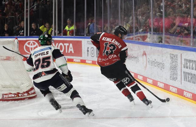 v.l. Frederik Tiffels (Eisbaeren Berlin 95), Valtteri Kemilaeinen (Koelner Haie, 13) Koelner Haie vs. Eisbaeren Berlin, Eishockey, DEL, Playoffs, Halbfinale Spiel 2, Spielzeit 2025 2026, 10.04.2026 Koelner Haie vs. Eisbaeren Berlin, Eishockey, DEL, Playoffs, Halbfinale Spiel 2, Spielzeit 2025 2026, 10.04.2026 Koeln *** v l Frederik Tiffels Eisbaeren Berlin 95 , Valtteri Kemilaeinen Koelner Haie, 13 Koelner Haie vs Eisbaeren Berlin, Ice Hockey, DEL, Playoffs, Semifinal Game 2, Season 2025 2026, 10 04 2026 Koelner Haie vs Eisbaeren Berlin, Ice Hockey, DEL, Playoffs, Semifinal Game 2, Season 2025 2026, 10 04 2026 Koeln Copyright: xEibner-Pressefotox xThomasxStoecx EP_TSR