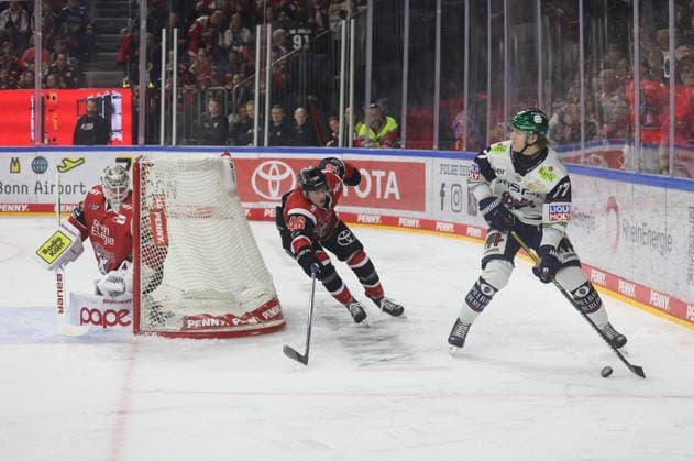 v.l. Janne Juvonen (Koelner Haie 30), Kevin Niedenz (Koelner Haie, 46), Eric Hoerdler (Eisbaeren Berlin 77) Koelner Haie vs. Eisbaeren Berlin, Eishockey, DEL, Playoffs, Halbfinale Spiel 2, Spielzeit 2025 2026, 10.04.2026 Koelner Haie vs. Eisbaeren Berlin, Eishockey, DEL, Playoffs, Halbfinale Spiel 2, Spielzeit 2025 2026, 10.04.2026 Koeln *** v l Janne Juvonen Koelner Haie 30 , Kevin Niedenz Koelner Haie, 46 , Eric Hoerdler Eisbaeren Berlin 77 Koelner Haie vs Eisbaeren Berlin, Ice Hockey, DEL, Playoffs, Semifinal Game 2, Season 2025 2026, 10 04 2026 Koelner Haie vs Eisbaeren Berlin, Ice Hockey, DEL, Playoffs, Semifinal Game 2, Season 2025 2026, 10 04 2026 Koelner Haie vs Eisbaeren Berlin, Ice Hockey, DEL, Playoffs, Semifinal Game 2, Season 2025 2026, 10 04 2026 Koeln Copyright: xEibner-Pressefotox xThomasxStoecx EP_TSR