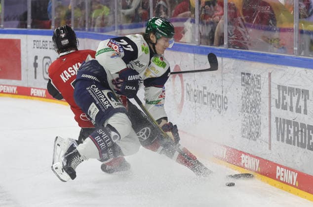 v.l. Oliwer Kaski (Koelner Haie, 07), Eric Hoerdler (Eisbaeren Berlin 77) Koelner Haie vs. Eisbaeren Berlin, Eishockey, DEL, Playoffs, Halbfinale Spiel 2, Spielzeit 2025 2026, 10.04.2026 Koelner Haie vs. Eisbaeren Berlin, Eishockey, DEL, Playoffs, Halbfinale Spiel 2, Spielzeit 2025 2026, 10.04.2026 Koeln *** v l Oliwer Kaski Koelner Haie, 07 , Eric Hoerdler Eisbaeren Berlin 77 Koelner Haie vs Eisbaeren Berlin, ice hockey, DEL, playoffs, semifinal game 2, season 2025 2026, 10 04 2026 Koelner Haie vs Eisbaeren Berlin, ice hockey, DEL, playoffs, semifinal game 2, season 2025 2026, 10 04 2026 Koeln Copyright: xEibner-Pressefotox xThomasxStoecx EP_TSR