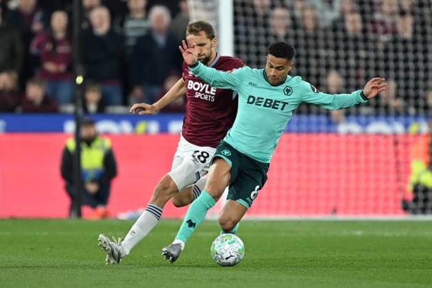 West Ham United v Wolverhampton Wanderers, Premier League Wolverhampton Wanderers midfielder Joao Gomes (8) under pressure from West Ham United midfielder TomaÅ¡ SouÄek (28) during the Premier League match between West Ham United and Wolverhampton Wanderers at the London Stadium, London, UK on 10 April 2026. London London Stadium UK Editorial use only DataCo restrictions apply See www.football-dataco.com , Copyright: xSimonxTraylenx PSI-24047-0026