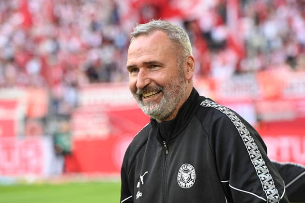 Trainer Tim WALTER (KI) halbe Figur, Halbfigur, halber Koerper, Fussball 2. Bundesliga, 29. Spieltag, Fortuna Duesseldorf (D) - Holstein Kiel (KI) 1-2 am 10.04.2026 in der Merkur Spiel Arena Duesseldorf Deutschland. DFL regulations prohibit any use of photographs as image sequences and or quasi-video oÂ‚Ã‚Â *** Coach Tim WALTER KI half figure, half body, Fußball 2 Bundesliga, 29 Spieltag, Fortuna Duesseldorf D Holstein Kiel KI 1 2 am 10 04 2026 in der Merkur Spiel Arena Duesseldorf Germany DFL regulations prohibit any use of photographs as image sequences and or quasi video oÃÂ