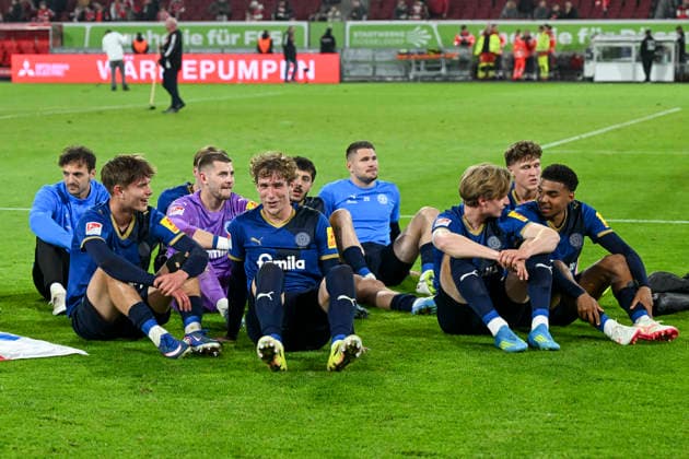 Schlussjubel Schlußjubel Emotion Freude der Mannschaft von Kiel vor vor der Fankurve den Fans dem Fanblock 10.04.2026 ¢ Fussball ¢ Fortuna Duesseldorf vs Holstein Kiel, Merkur Spiel-Arena, Duesseldorf, DFB DFL REGULATIONS PROHIBIT ANY USE OF PHOTOGRAPHS AS IMAGE SEQUENCES AND OR QUASI-VIDE *** Final cheer Final cheer Emotion joy of the team of Kiel in front of the fan curve the fans the fan block 10 04 2026 ¢ Football ¢ Fortuna Duesseldorf vs Holstein Kiel, Merkur Spiel Arena, Duesseldorf, DFB DFL REGULATIONS PROHIBIT ANY USE OF PHOTOGRAPHS AS IMAGE SEQUENCES AND OR QUASI VIDE Copyright: xpepphotox xHorstxMauelshagenx pep00321, pep_20260410_hm_330758