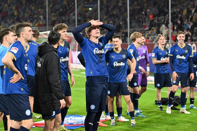 Schlussjubel Schlußjubel Emotion Freude der Mannschaft von Kiel vor vor der Fankurve den Fans dem Fanblock 10.04.2026 ¢ Fussball ¢ Fortuna Duesseldorf vs Holstein Kiel, Merkur Spiel-Arena, Duesseldorf, DFB DFL REGULATIONS PROHIBIT ANY USE OF PHOTOGRAPHS AS IMAGE SEQUENCES AND OR QUASI-VIDE *** Final cheer Final cheer Emotion joy of the team of Kiel in front of the fan curve the fans the fan block 10 04 2026 ¢ Football ¢ Fortuna Duesseldorf vs Holstein Kiel, Merkur Spiel Arena, Duesseldorf, DFB DFL REGULATIONS PROHIBIT ANY USE OF PHOTOGRAPHS AS IMAGE SEQUENCES AND OR QUASI VIDE Copyright: xpepphotox xHorstxMauelshagenx pep00321, pep_20260410_hm_330811