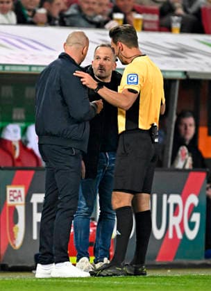 10.04.2026, Fussball 1. Bundesliga 2025 2026, 29.Spieltag, FC Augsburg - TSG 1899 Hoffenheim, in der WWK-Arena Augsburg. Trainer Christian Ilzer (Hoffenheim) und Trainer Manuel Baum (FC Augsburg) haben eine Meinungsverschiedenheit, ***DFL and DFB regulations prohibit any use of photographs as image sequences and or quasi-video.*** *** 10 04 2026, Soccer 1 Bundesliga 2025 2026, Matchday 29, FC Augsburg TSG 1899 Hoffenheim, at WWK Arena Augsburg Coach Christian Ilzer Hoffenheim and Coach Manuel Baum FC Augsburg have a difference of opinion, DFL and DFB regulations prohibit any use of photographs as image sequences and or quasi video
