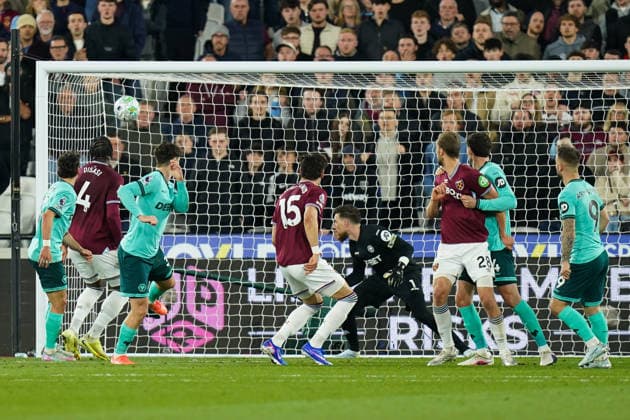 West Ham United v Wolverhampton Wanderers, Premier League Konstantinos Mavropanos of West Ham United scoring his goal to make it 1-0 during the West Ham United v Wolverhampton Wanderers Premier League match at the London Stadium, London, England on 10 April 2026 Credit: Dylan Hepworth Every Second Media Editorial use only. All images are copyright Every Second Media Limited. No images may be reproduced without prior permission. All rights reserved. Premier League and Football League images are subject to licensing agreements with Football DataCo Limited. see https: www.football-dataco.com Copyright: xIMAGO EveryxSecondxMediax ESM-1908-0037 DylanxHepworthx xEveryxSecondxMediax