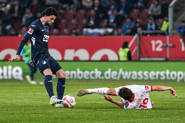 Fussball: Deutschland: 1. Bundesliga 2025 2026 - 29. Spieltag, 10.04.2026 - FC Augsburg vs. TSG Hoffenheim - WWK Arena (Augsburg, Deutschland); Leon Avdullahu (TSG Hoffenheim), Robin Fellhauer (FC Augsburg) *** Soccer Germany 1 Bundesliga 2025 2026 Matchday 29, 10 04 2026 FC Augsburg vs TSG Hoffenheim WWK Arena Augsburg, Germany Leon Avdullahu TSG Hoffenheim , Robin Fellhauer FC Augsburg Copyright: xLUKAxKOLANOVICx