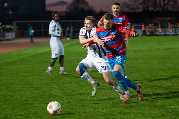 GER, Fussball, RLN, SV Drochtersen Assel vs VfB Oldenburg 10.04.2026, Kehdinger Stadion, Drochtersen, GER, RLN, SV Drochtersen Assel vs VfB Oldenburg, DFL regulations prohibit any use of photographs as image sequences and or quasi-video, im Bild Marc SCHRÖDER SCHROEDER ( VfB Oldenburg 20) Dennis ROSIN ( SV Drochtersen Assel 25 ) *** GER, Soccer, RLN, SV Drochtersen Assel vs VfB Oldenburg 10 04 2026, Kehdinger Stadion, Drochtersen, GER, RLN, SV Drochtersen Assel vs VfB Oldenburg, DFL regulations prohibit any use of photographs as image sequences and or quasi video, pictured Marc SCHRÖDER SCHROEDER VfB Oldenburg 20 Dennis ROSIN SV Drochtersen Assel 25 nordphotoxgmbhx xRojahn nph00310