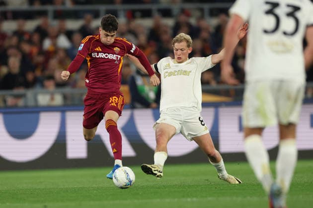 April 10, 2026, Rome, Lazio, Italy: RomaÃ¢â‚¬â ¢s Matias Soule Malthe Hojholt of Pisa during Serie A soccer match AS Roma - Pisa SC Stadio Olimpico on April 10, 2026 in Rome , Italy. AS Roma - Pisa SC - Serie A  - ZUMAl131 20260410_zsp_l131_021 Copyright: xCiroxDexLucax