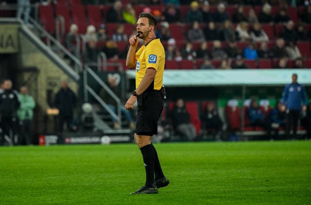 10.04.2026, xemx, Fussball 1.Bundesliga, FC Augsburg - TSG Hoffenheim v.l. Schiedsrichter Daniel Schlager Aktion, Einzelaktion, Einzelbild, Freisteller, Ganzkoerperaufnahme, ganze Figur (DFL DFB REGULATIONS PROHIBIT ANY USE OF PHOTOGRAPHS as IMAGE SEQUENCES and or QUASI-VIDEO) Augsburg *** 10 04 2026, xemx, Soccer 1 Bundesliga, FC Augsburg TSG Hoffenheim v l Referee Daniel Schlager Action, single action, single image, cropped image, full body image, whole figure DFL DFB REGULATIONS PROHIBIT ANY USE OF PHOTOGRAPHS as IMAGE SEQUENCES and or QUASI VIDEO Augsburg