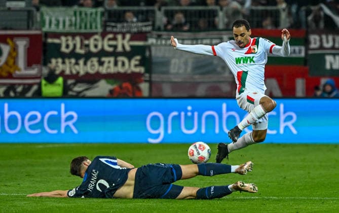 10.04.2026, xemx, Fussball 1.Bundesliga, FC Augsburg - TSG Hoffenheim v.l. Robin Hranac (TSG Hoffenheim), Alexis Claude-Maurice (FC Augsburg) Zweikampf, Aktion, action, battle for the ball (DFL DFB REGULATIONS PROHIBIT ANY USE OF PHOTOGRAPHS as IMAGE SEQUENCES and or QUASI-VIDEO) Augsburg *** 10 04 2026, xemx, Fussball 1 Bundesliga, FC Augsburg TSG Hoffenheim v l Robin Hranac TSG Hoffenheim , Alexis Claude Maurice FC Augsburg Zweikampf, Aktion, action, battle for the ball DFL DFB REGULATIONS PROHIBIT ANY USE OF PHOTOGRAPHS as IMAGE SEQUENCES and or QUASI VIDEO Augsburg