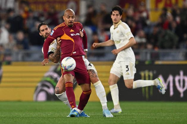 AS Roma v Pisa SC - Serie A Antonio Caracciolo of Pisa S.C. 1909 and Donyell Malen of A.S. Roma are in action during the 32nd day of the Serie A Championship between A.S. Roma and Pisa S.C. 1909 at the Olympic Stadium in Rome, Italy, on April 10, 2026. Rome Italy  Copyright: xDomenicoxCippitellix originalFilename:cippitelli-asromapi260410_nplaD.jpg