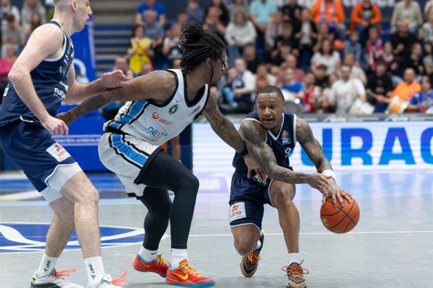 Jure Planinic (MBC, 44), Leonard Thorpe Jr. (Hamburg, 2), Charles Callison (MBC, 23), Syntainics MBC vs. Veolia Towers Hamburg, Basketball, 1. Bundesliga, Maenner, 29. Spieltag, Saison 2025 26, 10.04.2026. Weißenfels Stadthalle Sachsen-Anhalt Deutschland