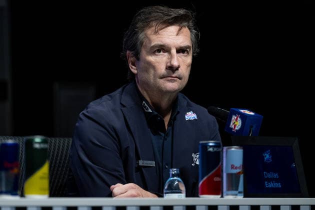 Dallas Eakins (Chef-Trainer, Adler Mannheim) bei der Pressekonferenz nach dem Spiel Portrait Portraet GER, EHC Red Bull Muenchen vs. Adler Mannheim, Eishockey, DEL, Playoffs, Halbfinale Spiel 2, Saison 2025 2026, 10.04.2026. GER, EHC Red Bull Muenchen vs. Adler Mannheim, Eishockey, DEL, Playoffs, Halbfinale Spiel 2, Saison 2025 2026, 10.04.2026. Muenchen *** Dallas Eakins Head Coach, Adler Mannheim at the post-match press conference Portrait Portraet GER, EHC Red Bull Muenchen vs Adler Mannheim, Ice Hockey, DEL, Playoffs, Semi-Final Game 2, Season 2025 2026, 10 04 2026 GER, EHC Red Bull Muenchen vs Adler Mannheim, Ice Hockey, DEL, Playoffs, Semi-Final Game 2, Season 2025 2026, 10 04 2026 Muenchen Copyright: xEibner-Pressefoto HeikexFeinerx EP_HFR