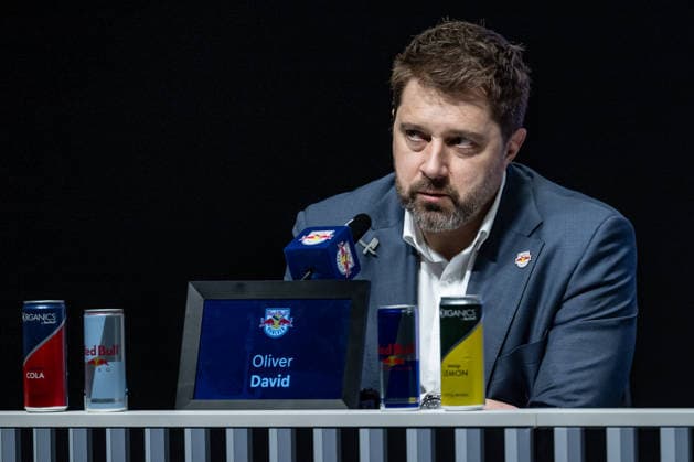 Oliver David (Chef-Trainer, EHC Red Bull Muenchen) bei der Pressekonferenz nach dem Spiel Portrait Portraet GER, EHC Red Bull Muenchen vs. Adler Mannheim, Eishockey, DEL, Playoffs, Halbfinale Spiel 2, Saison 2025 2026, 10.04.2026. GER, EHC Red Bull Muenchen vs. Adler Mannheim, Eishockey, DEL, Playoffs, Halbfinale Spiel 2, Saison 2025 2026, 10.04.2026. Muenchen *** Oliver David Head Coach, EHC Red Bull Muenchen at the post-match press conference Portrait Portraet GER, EHC Red Bull Muenchen vs Adler Mannheim, Ice Hockey, DEL, Playoffs, Semi-Final Game 2, Season 2025 2026, 10 04 2026 GER, EHC Red Bull Muenchen vs Adler Mannheim, Ice Hockey, DEL, Playoffs, Semi-Final Game 2, Season 2025 2026, 10 04 2026 Muenchen Copyright: xEibner-Pressefoto HeikexFeinerx EP_HFR