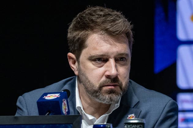 Oliver David (Chef-Trainer, EHC Red Bull Muenchen) bei der Pressekonferenz nach dem Spiel Portrait Portraet GER, EHC Red Bull Muenchen vs. Adler Mannheim, Eishockey, DEL, Playoffs, Halbfinale Spiel 2, Saison 2025 2026, 10.04.2026. GER, EHC Red Bull Muenchen vs. Adler Mannheim, Eishockey, DEL, Playoffs, Halbfinale Spiel 2, Saison 2025 2026, 10.04.2026. Muenchen *** Oliver David Head Coach, EHC Red Bull Muenchen at the post-match press conference Portrait Portraet GER, EHC Red Bull Muenchen vs Adler Mannheim, Ice Hockey, DEL, Playoffs, Semi-Final Game 2, Season 2025 2026, 10 04 2026 GER, EHC Red Bull Muenchen vs Adler Mannheim, Ice Hockey, DEL, Playoffs, Semi-Final Game 2, Season 2025 2026, 10 04 2026 Muenchen Copyright: xEibner-Pressefoto HeikexFeinerx EP_HFR