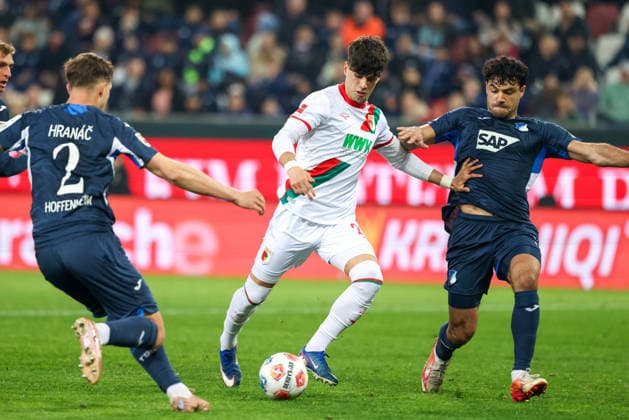 Rodrigo Ribeiro (FC Augsburg, 21) mit Ozan Kabak (TSG 1899 Hoffenheim, 05) und Robin Hranac (TSG 1899 Hoffenheim, 02), GER, FC Augsburg vs. TSG 1899 Hoffenheim, Fussball, Bundesliga, 29. Spieltag, Saison 2025 2026, 10.04.2026, DFL DFB REGULATIONS PROHIBIT ANY USE OF PHOTOGRAPHS as IMAGE SEQUENCES and or QUASI-VIDEO, GER, FC Augsburg vs. TSG 1899 Hoffenheim, Fussball, Bundesliga, 29. Spieltag, Saison 2025 2026, 10.04.2026 Augsburg *** Rodrigo Ribeiro FC Augsburg, 21 with Ozan Kabak TSG 1899 Hoffenheim, 05 and Robin Hranac TSG 1899 Hoffenheim, 02 , GER, FC Augsburg vs TSG 1899 Hoffenheim, Football, Bundesliga, Matchday 29, Season 2025 2026, 10 04 2026, DFL DFB REGULATIONS PROHIBIT ANY USE OF PHOTOGRAPHS as IMAGE SEQUENCES and or QUASI VIDEO, GER, FC Augsburg vs TSG 1899 Hoffenheim, Football, Bundesliga, Matchday 29, Season 2025 2026, 10 04 2026 Augsburg Copyright: xEibner-Pressefoto JennixMaulx EP_JML