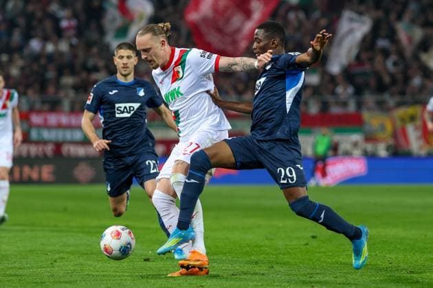 im Zweikampf, Aktion, mit Marius Wolf 27 (FC Augsburg), Bazoumana Toure 29 (TSG 1899 Hoffenheim), FC Augsburg vs. TSG 1899 Hoffenheim, Fussball, 1. Bundesliga, 29. Spieltag, 10.04.2026 DFB regulations prohibit any use of photographs as image sequences and or quasi-video Augsburg Bayern Deutschland *** in duel, action, with Marius Wolf 27 FC Augsburg , Bazoumana Toure 29 TSG 1899 Hoffenheim , FC Augsburg vs TSG 1899 Hoffenheim, Football, 1 Bundesliga, 29 Matchday, 10 04 2026 DFB regulations prohibit any use of photographs as image sequences and or quasi video Augsburg Bayern Germany Copyright: xkolbert-press ChristianxKolbertx