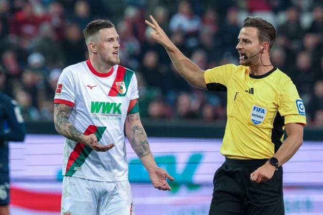 Jeffrey Gouweleeuw 6 (FC Augsburg) erhaelt von Referee Schiedsrichter Daniel Schlager die gelbe Karte wegen Meckern, FC Augsburg vs. TSG 1899 Hoffenheim, Fussball, Maenner, Bundesliga, Saison 2025 2026, Rueckrunde, 29. Spieltag, 10.04.2026 DFB regulations prohibit any use of photographs as image sequences and or quasi-video Augsburg Bayern Deutschland *** Jeffrey Gouweleeuw 6 FC Augsburg receives yellow card from referee Daniel Schlager for complaining, FC Augsburg vs TSG 1899 Hoffenheim, Football, Men, Bundesliga, Season 2025 2026, Second round, Matchday 29, 10 04 2026 DFB regulations prohibit any use of photographs as image sequences and or quasi video Augsburg Bayern Germany Copyright: xkolbert-press MartinxAgüerax
