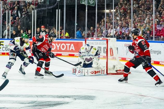 Eishockey Penny-DEL Playoff-Halbfinale Spiel2 Kölner Haie - Eisbären Berlin am 10.04.2026 in der Lanxess Arena in Köln Tanner Kero ( Köln ), 2.v.links - scheitert an Jake Hildebrand ( Berlin ), 2.v.rechts Gemäß den Vorgaben der DEL Deutsche Eishockey Liga ist die Publikation und Weiterverwertung der Aufnahmen in elektronischen Medien und Endgeräten aller Art während des laufenden Spiels nicht zulässig. *** Ice Hockey Penny DEL Playoff Semifinal Game2 Kölner Haie Eisbären Berlin on 10 04 2026 at the Lanxess Arena in Cologne Tanner Kero Köln , 2 f left fails at Jake Hildebrand Berlin , 2 f right According to the regulations of the DEL German Ice Hockey League, the publication and further use of the recordings in electronic media and end devices of all kinds during the ongoing game is not permitted xDMx