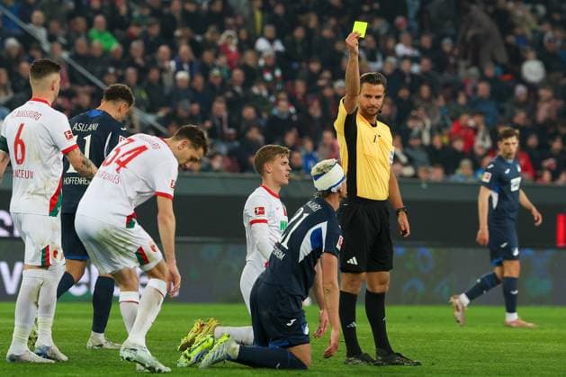 Referee Schiedsrichter Daniel Schlager zeigt Albian Hajdari 21 (TSG 1899 Hoffenheim) die gelbe Karte, FC Augsburg vs. TSG 1899 Hoffenheim, Fussball, Maenner, Bundesliga, Saison 2025 2026, Rueckrunde, 29. Spieltag, 10.04.2026 DFB regulations prohibit any use of photographs as image sequences and or quasi-video Augsburg Bayern Deutschland *** Referee Referee Daniel Schlager shows Albian Hajdari 21 TSG 1899 Hoffenheim the yellow card, FC Augsburg vs TSG 1899 Hoffenheim, Football, Men, Bundesliga, Season 2025 2026, Second round, Matchday 29, 10 04 2026 DFB regulations prohibit any use of photographs as image sequences and or quasi video Augsburg Bayern Germany Copyright: xkolbert-press MartinxAgüerax