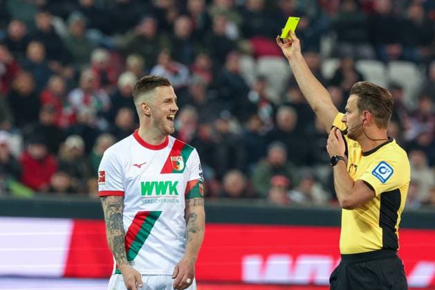 Jeffrey Gouweleeuw 6 (FC Augsburg) erhaelt von Referee Schiedsrichter Daniel Schlager die gelbe Karte wegen Meckern, FC Augsburg vs. TSG 1899 Hoffenheim, Fussball, Maenner, Bundesliga, Saison 2025 2026, Rueckrunde, 29. Spieltag, 10.04.2026 DFB regulations prohibit any use of photographs as image sequences and or quasi-video Augsburg Bayern Deutschland *** Jeffrey Gouweleeuw 6 FC Augsburg receives yellow card from referee Daniel Schlager for complaining, FC Augsburg vs TSG 1899 Hoffenheim, Football, Men, Bundesliga, Season 2025 2026, Second round, Matchday 29, 10 04 2026 DFB regulations prohibit any use of photographs as image sequences and or quasi video Augsburg Bayern Germany Copyright: xkolbert-press MartinxAgüerax