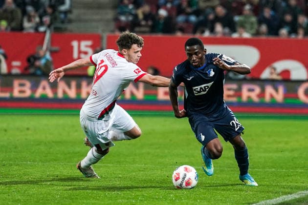 Fussball: Deutschland: 1. Bundesliga 2025 2026 - 29. Spieltag, 10.04.2026 - FC Augsburg vs. TSG Hoffenheim - WWK Arena (Augsburg, Deutschland); Robin Fellhauer (FC Augsburg), Bazoumana Toure (TSG Hoffenheim) *** Soccer Germany 1 Bundesliga 2025 2026 Matchday 29, 10 04 2026 FC Augsburg vs TSG Hoffenheim WWK Arena Augsburg, Germany Robin Fellhauer FC Augsburg , Bazoumana Toure TSG Hoffenheim Copyright: xLUKAxKOLANOVICx