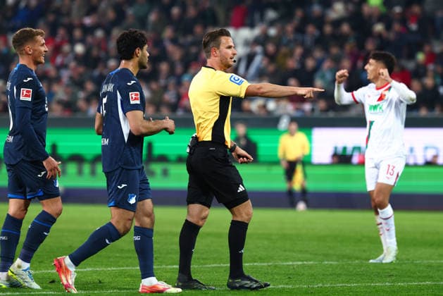 Daniel Schlager (Schiedsrichter:in) zeigt Strafstoß beim Spiel zwischen FC Augsburg v TSG 1899 Hoffenheim, Fußball, Herren, Bundesliga, 2025 2026, 29.Spieltag am 10.04.2026 in Augsburg, WWK ARENA. DFL and DFB regulations prohibit any use of photographs as image sequences and or quasi-video. Bayern Deutschland *** Daniel Schlager Referee in shows penalty kick at the match between FC Augsburg v TSG 1899 Hoffenheim, Football, Men, Bundesliga, 2025 2026, Matchday 29 on 10 04 2026 in Augsburg, WWK ARENA DFL and DFB regulations prohibit any use of photographs as image sequences and or quasi video Bayern Germany