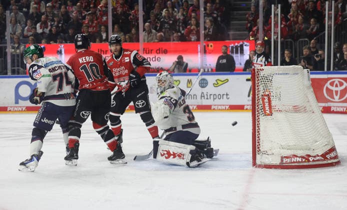 v.l. Les Lancaster (Eisbaeren Berlin 74), Tanner Kero (Koelner Haie, 10), Patrick Russell (Koelner Haie 63), Jake Hildebrand (Eisbaeren Berlin 30) Koelner Haie vs. Eisbaeren Berlin, Eishockey, DEL, Playoffs, Halbfinale Spiel 2, Spielzeit 2025 2026, 10.04.2026 Koelner Haie vs. Eisbaeren Berlin, Eishockey, DEL, Playoffs, Halbfinale Spiel 2, Spielzeit 2025 2026, 10.04.2026 Koeln *** v l Les Lancaster Eisbaeren Berlin 74 , Tanner Kero Koelner Haie, 10 , Patrick Russell Koelner Haie 63 , Jake Hildebrand Eisbaeren Berlin 30 Koelner Haie vs Eisbaeren Berlin, Ice Hockey, DEL, Playoffs, Semifinal Game 2, Season 2025 2026, 10 04 2026 Koelner Haie vs Eisbaeren Berlin, Ice Hockey, DEL, Playoffs, Semifinal Game 2, Season 2025 2026, 10 04 2026 Koelner Haie vs Eisbaeren Berlin, Ice Hockey, DEL, Playoffs, Semifinal Game 2, Season 2025 2026, 10 04 2026 Koeln Copyright: xEibner-Pressefotox xThomasxStoecx EP_TSR