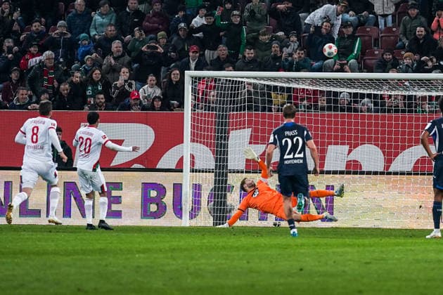 Fussball: Deutschland: 1. Bundesliga 2025 2026 - 29. Spieltag, 10.04.2026 - FC Augsburg vs. TSG Hoffenheim - WWK Arena (Augsburg, Deutschland); Alexis Claude-Maurice (FC Augsburg) verschießt den Elfmeter gegen Oliver Baumann (TSG Hoffenheim) *** Soccer Germany 1 Bundesliga 2025 2026 Matchday 29, 10 04 2026 FC Augsburg vs TSG Hoffenheim WWK Arena Augsburg, Germany Alexis Claude Maurice FC Augsburg misses the penalty against Oliver Baumann TSG Hoffenheim Copyright: xLUKAxKOLANOVICx
