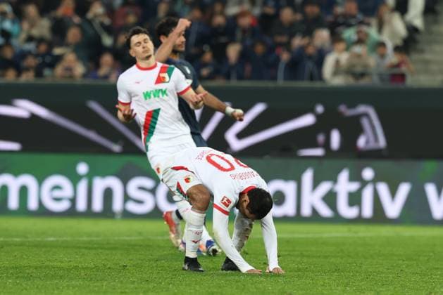 enttaeuschung bei Alexis Claude-Maurice 20 (FC Augsburg) nach dem verschossenem Elfmeter, FC Augsburg vs. TSG 1899 Hoffenheim, Fussball, 1. Bundesliga, 29. Spieltag, 10.04.2026 DFB regulations prohibit any use of photographs as image sequences and or quasi-video Augsburg Bayern Deutschland *** disappointment at Alexis Claude Maurice 20 FC Augsburg after the missed penalty, FC Augsburg vs TSG 1899 Hoffenheim, Fußball, 1 Bundesliga, 29 Spieltag, 10 04 2026 DFB regulations prohibit any use of photographs as image sequences and or quasi video Augsburg Bayern Germany Copyright: xkolbert-press ChristianxKolbertx