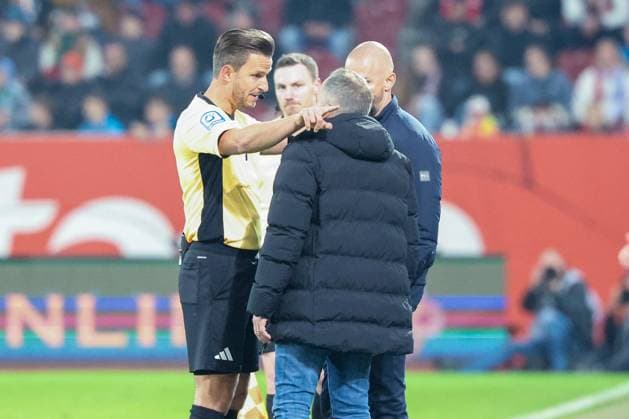 Referee Schiedsrichter Daniel Schlager beruhigt die Gemueter zwsichen Chef-Trainer Manuel Baum (FC Augsburg) und Cheftrainer Christian Ilzer (TSG 1899 Hoffenheim) , FC Augsburg vs. TSG 1899 Hoffenheim, Fussball, Maenner, Bundesliga, Saison 2025 2026, Rueckrunde, 29. Spieltag, 10.04.2026 DFB regulations prohibit any use of photographs as image sequences and or quasi-video Augsburg Bayern Deutschland *** Referee Referee Daniel Schlager calms the tempers between head coach Manuel Baum FC Augsburg and head coach Christian Ilzer TSG 1899 Hoffenheim , FC Augsburg vs TSG 1899 Hoffenheim, Football, Men, Bundesliga, Season 2025 2026, Second round, Matchday 29, 10 04 2026 DFB regulations prohibit any use of photographs as image sequences and or quasi video Augsburg Bayern Germany Copyright: xkolbert-press MartinxAgüerax