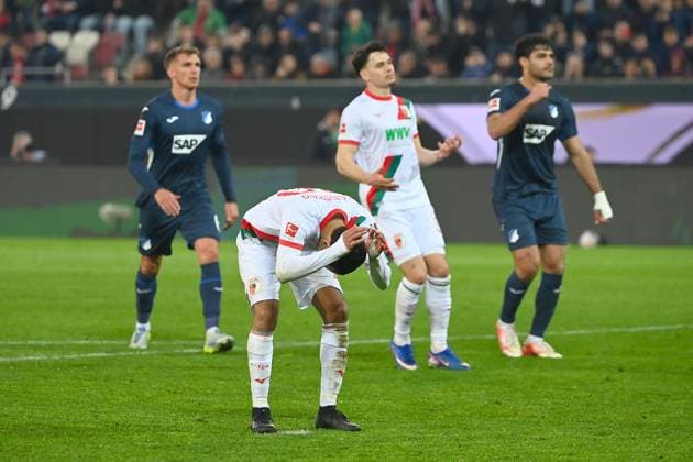 Alexis Julian CLAUDE MAURICE (FC Augsburg) verschiesst einen Elfmeter,Strafstoss, Enttaeuschung,Frust,enttaeuscht, frustriert,niedergeschlagen, Fussball 1. Bundesliga Saison 2025 2026, 29.Spieltag, Spieltag29 FC Augsburg - TSG 1899 Hoffenheim am 10.04.2026 , WWK A R E N A. *** Alexis Julian CLAUDE MAURICE FC Augsburg misses a penalty,penalty kick,disappointment,frustration,disappointed,frustrated,dejected, Soccer 1 Bundesliga Season 2025 2026, 29 Matchday, Matchday29 FC Augsburg TSG 1899 Hoffenheim on 10 04 2026 , WWK A R E N A