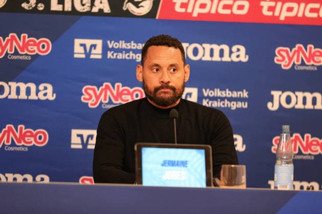 10.04.2026, Fussball, Herren, Dritte Liga, 33. Spieltag 3. Liga Saison 2025 2026: TSG 1899 Hoffenheim II - FC Schweinfurt 05 Trainer Jermaine Jones (FC Schweinfurt 05) auf der Pressekonferenz, Einzelbild Sinsheim Dietmar-Hopp-Stadion Hoffenheim Baden-Württemberg Deutschland *** 10 04 2026, Football, Men, Third division, 33 Matchday 3 Liga Season 2025 2026 TSG 1899 Hoffenheim II FC Schweinfurt 05 Coach Jermaine Jones FC Schweinfurt 05 at the press conference, single picture Sinsheim Dietmar Hopp Stadion Hoffenheim Baden Württemberg Germany