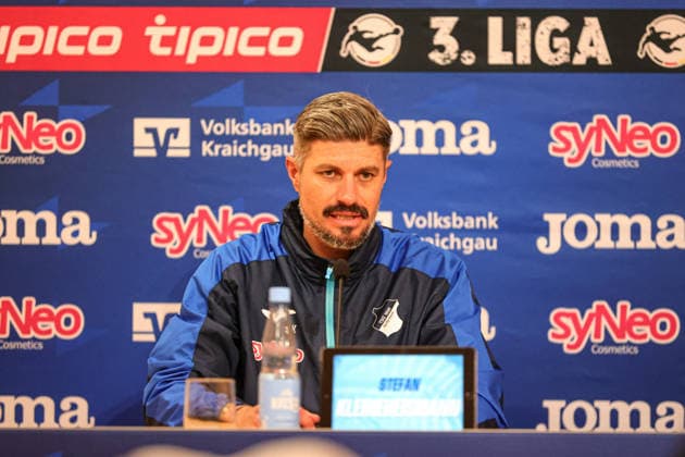 10.04.2026, Fussball, Herren, Dritte Liga, 33. Spieltag 3. Liga Saison 2025 2026: TSG 1899 Hoffenheim II - FC Schweinfurt 05 Trainer Stefan Kleineheismann (TSG 1899 Hoffenheim II) auf der Pressekonferenz, Einzelbild Sinsheim Dietmar-Hopp-Stadion Hoffenheim Baden-Württemberg Deutschland *** 10 04 2026, Football, Men, Third division, 33 Matchday 3 Liga Season 2025 2026 TSG 1899 Hoffenheim II FC Schweinfurt 05 Coach Stefan Kleineheismann TSG 1899 Hoffenheim II at the press conference, single image Sinsheim Dietmar Hopp Stadion Hoffenheim Baden Württemberg Germany