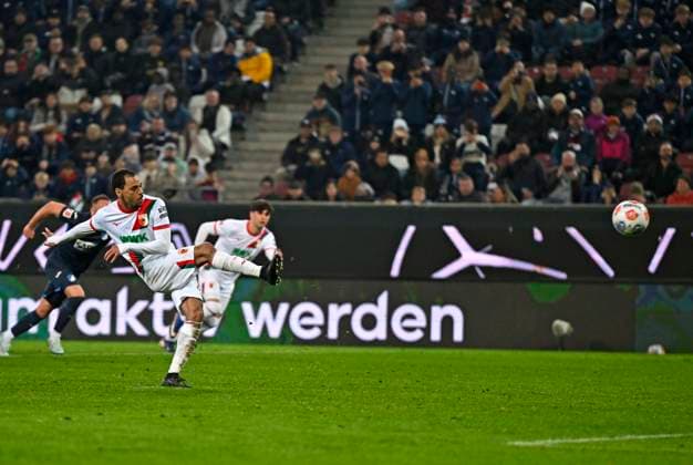 10.04.2026, Fussball 1. Bundesliga 2025 2026, 29.Spieltag, FC Augsburg - TSG 1899 Hoffenheim, in der WWK-Arena Augsburg. Alexis Julian Claude-Maurice (FC Augsburg) führt den Elfmeter aus, und verschießt in ***DFL and DFB regulations prohibit any use of photographs as image sequences and or quasi-video.*** *** 10 04 2026, Soccer 1 Bundesliga 2025 2026, Matchday 29, FC Augsburg TSG 1899 Hoffenheim, at WWK Arena Augsburg Alexis Julian Claude Maurice FC Augsburg takes the penalty, and misses in DFL and DFB regulations prohibit any use of photographs as image sequences and or quasi video