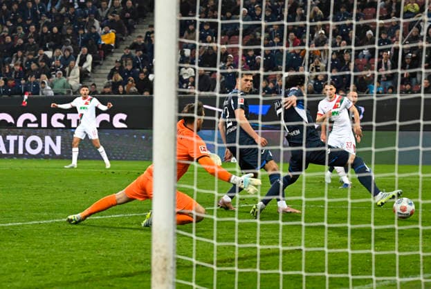 10.04.2026, Fussball 1. Bundesliga 2025 2026, 29.Spieltag, FC Augsburg - TSG 1899 Hoffenheim, in der WWK-Arena Augsburg. Fabian Rieder (FC Augsburg) gegen Torwart Oliver Baumann (TSG 1899 Hoffenheim) ***DFL and DFB regulations prohibit any use of photographs as image sequences and or quasi-video.*** *** 10 04 2026, Soccer 1 Bundesliga 2025 2026, Matchday 29, FC Augsburg TSG 1899 Hoffenheim, at WWK Arena Augsburg Fabian Rieder FC Augsburg vs Goalkeeper Oliver Baumann TSG 1899 Hoffenheim DFL and DFB regulations prohibit any use of photographs as image sequences and or quasi video