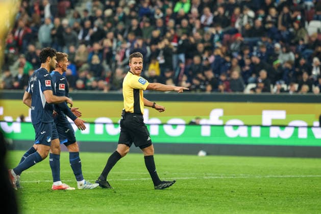Schiedsrichter Daniel Schlager zeigt auf den Punkt, gibt Elfmeter fuer den FC Augsburg, GER, FC Augsburg vs. TSG 1899 Hoffenheim, Fussball, Bundesliga, 29. Spieltag, Saison 2025 2026, 10.04.2026, DFL DFB REGULATIONS PROHIBIT ANY USE OF PHOTOGRAPHS as IMAGE SEQUENCES and or QUASI-VIDEO, GER, FC Augsburg vs. TSG 1899 Hoffenheim, Fussball, Bundesliga, 29. Spieltag, Saison 2025 2026, 10.04.2026 Augsburg *** Referee Daniel Schlager points to the spot, gives penalty for FC Augsburg, GER, FC Augsburg vs TSG 1899 Hoffenheim, Football, Bundesliga, Matchday 29, Season 2025 2026, 10 04 2026, DFL DFB REGULATES PROHIBIT ANY USE OF PHOTOGRAPHS as IMAGE SEQUENCES and or QUASI VIDEO, GER, FC Augsburg vs TSG 1899 Hoffenheim, Football, Bundesliga, Matchday 29, Season 2025 2026, 10 04 2026 Augsburg Copyright: xEibner-Pressefoto JennixMaulx EP_JML
