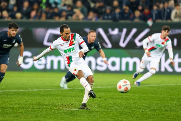 Alexis Claude-Maurice (FC Augsburg, 20) beim Elfmeter, GER, FC Augsburg vs. TSG 1899 Hoffenheim, Fussball, Bundesliga, 29. Spieltag, Saison 2025 2026, 10.04.2026, DFL DFB REGULATIONS PROHIBIT ANY USE OF PHOTOGRAPHS as IMAGE SEQUENCES and or QUASI-VIDEO, GER, FC Augsburg vs. TSG 1899 Hoffenheim, Fussball, Bundesliga, 29. Spieltag, Saison 2025 2026, 10.04.2026 Augsburg *** Alexis Claude Maurice FC Augsburg, 20 on penalty kick, GER, FC Augsburg vs TSG 1899 Hoffenheim, Football, Bundesliga, Matchday 29, Season 2025 2026, 10 04 2026, DFL DFB REGULATIONS PROHIBIT ANY USE OF PHOTOGRAPHS as IMAGE SEQUENCES and or QUASI VIDEO, GER, FC Augsburg vs TSG 1899 Hoffenheim, Football, Bundesliga, Matchday 29, Season 2025 2026, 10 04 2026 Augsburg Copyright: xEibner-Pressefoto JennixMaulx EP_JML