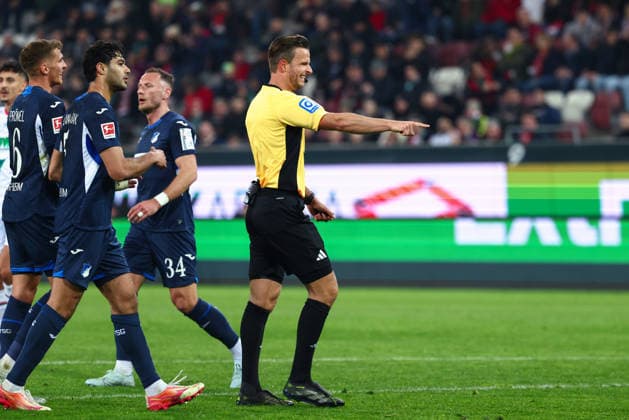 Daniel Schlager (Schiedsrichter:in) zeigt Strafstoß beim Spiel zwischen FC Augsburg v TSG 1899 Hoffenheim, Fußball, Herren, Bundesliga, 2025 2026, 29.Spieltag am 10.04.2026 in Augsburg, WWK ARENA. DFL and DFB regulations prohibit any use of photographs as image sequences and or quasi-video. Bayern Deutschland *** Daniel Schlager Referee in shows penalty kick at the match between FC Augsburg v TSG 1899 Hoffenheim, Football, Men, Bundesliga, 2025 2026, Matchday 29 on 10 04 2026 in Augsburg, WWK ARENA DFL and DFB regulations prohibit any use of photographs as image sequences and or quasi video Bayern Germany