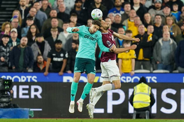 West Ham United v Wolverhampton Wanderers, Premier League Santiago Bueno of Wolverhampton Wanderers and TomaÅ¡ SouÄek of West Ham United battling for the ball during the West Ham United v Wolverhampton Wanderers Premier League match at the London Stadium, London, England on 10 April 2026 Credit: Dylan Hepworth Every Second Media Editorial use only. All images are copyright Every Second Media Limited. No images may be reproduced without prior permission. All rights reserved. Premier League and Football League images are subject to licensing agreements with Football DataCo Limited. see https: www.football-dataco.com Copyright: xIMAGO EveryxSecondxMediax ESM-1908-0044 DylanxHepworthx xEveryxSecondxMediax