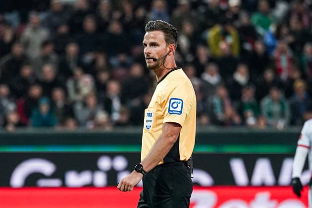 Fussball: Deutschland: 1. Bundesliga 2025 2026 - 29. Spieltag, 10.04.2026 - FC Augsburg vs. TSG Hoffenheim - WWK Arena (Augsburg, Deutschland); Schiedsrichter Daniel Schlager *** Soccer Germany 1 Bundesliga 2025 2026 Matchday 29, 10 04 2026 FC Augsburg vs TSG Hoffenheim WWK Arena Augsburg, Germany Referee Daniel Schlager Copyright: xLUKAxKOLANOVICx